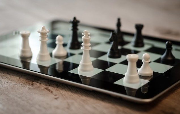 Schachfiguren auf einem Tablet als Schachbrett